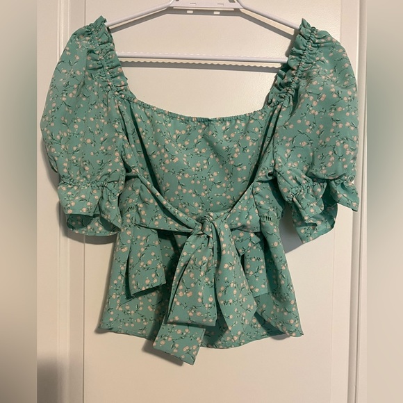 LOVE & PIECE cropped blouse with puff sleeves and bow size M - Picture 2 of 6